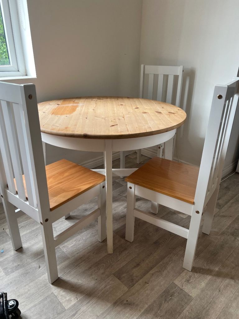 Dining table with 3 chairs 