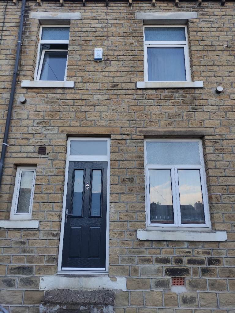 ***ROOMS IN LARGE 4 BEDROOM HOUSE - NEAR TOWN CENTRE/UNIVERSITY/TRAIN STATION***