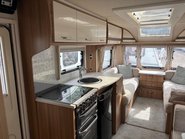 LUNAR CLUBMAN ES - 3 BERTH CARAVAN WITH END WASHROOM + MOTORMOVER