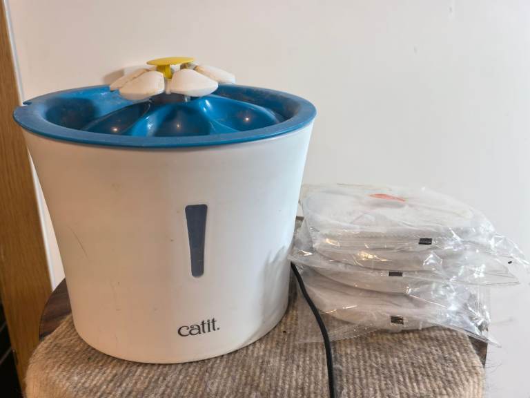 Catit Flower Pet Water Fountain blue with 4 unused replacing filter cartridges 