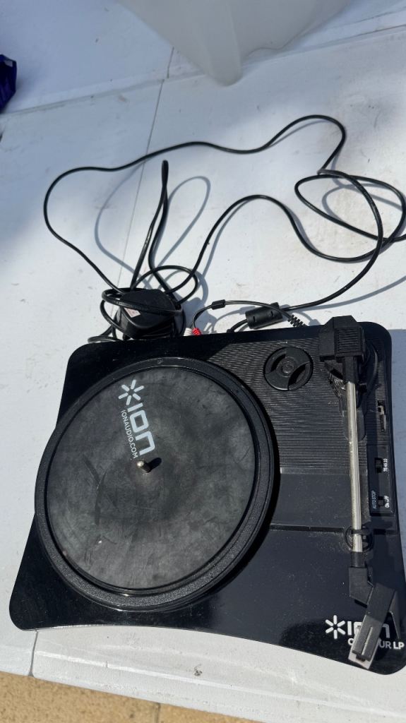 ION Contour LP Turntable includes power supply and USB cable