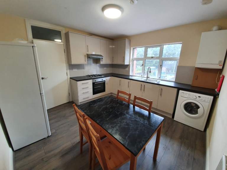 2Bed First floor Maisonette to rent in Harrow Weald - Meadow way