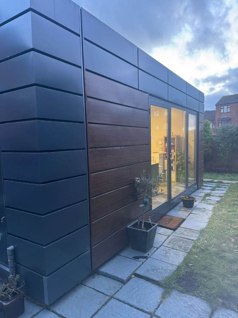 👉 “Fully Fitted Food Kiosk 6x4 – 5⭐ Rated – Ready to Use”