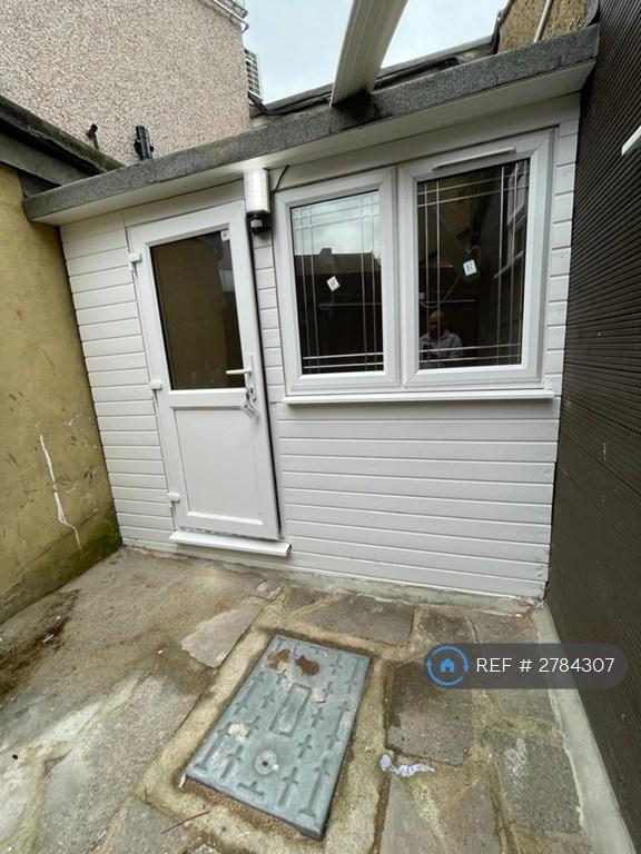 Studio flat in Eastern Avenue, Ilford, IG2 (#2784307)