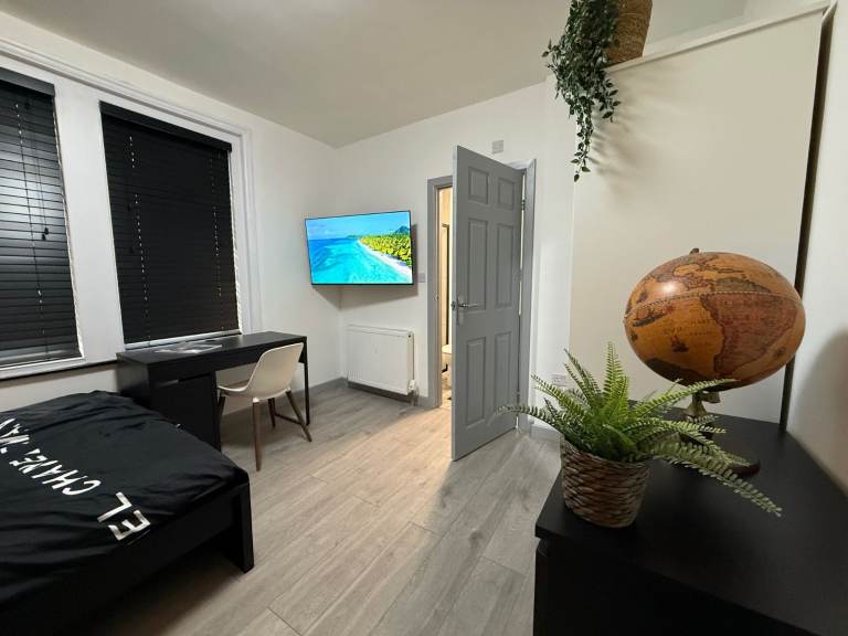 Double ensuite bedroom for rent in Gateshead NE10 