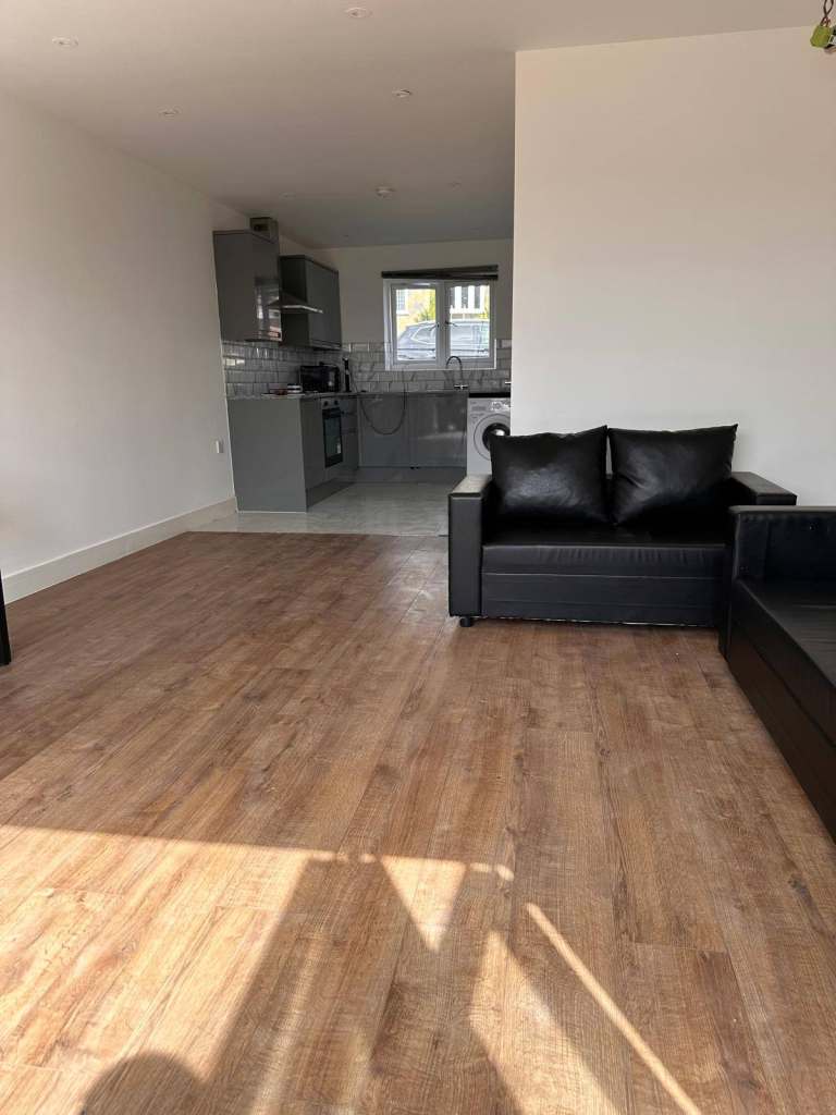 4 BED HOUSE IN RM5- £2700