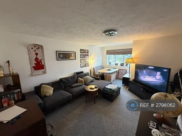 2 bedroom flat in Offers Court, Kingston Upon Thames, KT1 (2 bed) (#2798062)