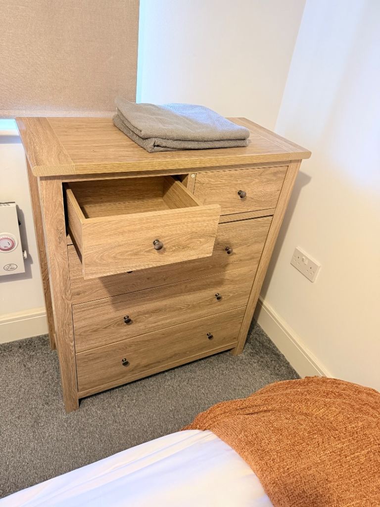 Wardrobe and 2 chest of draws very good condition 