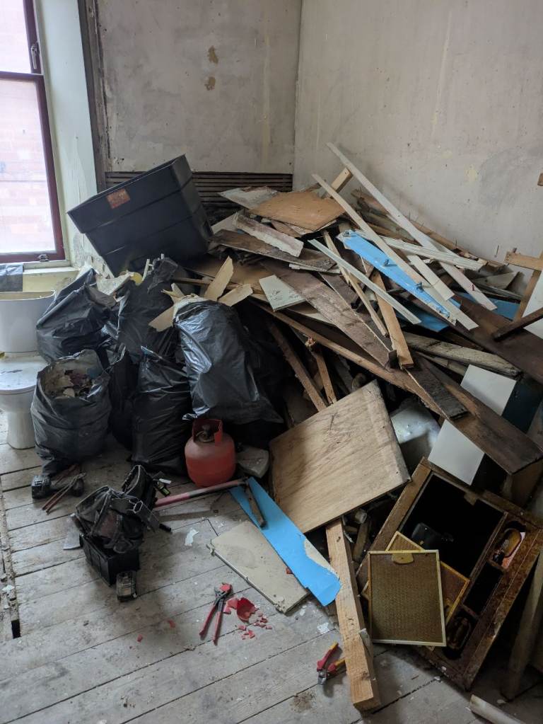 RELIABLE RUBBISH REMOVAL - HOUSE/GARAGE/GARDEN CLEARANCE - BINS EMPTIED - COUCH/MATTRESS UPLIFT