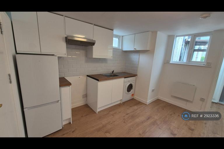 1 bedroom flat in Hay Lane, London, NW9 (1 bed) (#2923336)