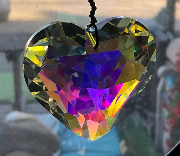  ❤️ STUNNING CHRISTAL HEART. Prisms reflect the light and colours.