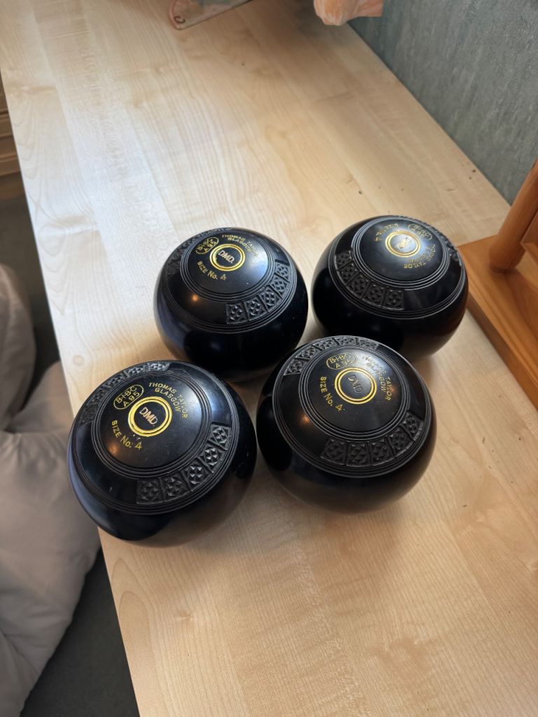 Lawn bowls size 4   