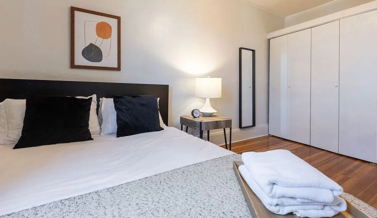 About the Roommates: We are two Forty-something fun who maintain a peaceful , happy atmosphere. 