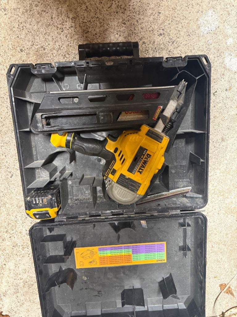 Dewalt dcn690m2 18v first fix nail gun