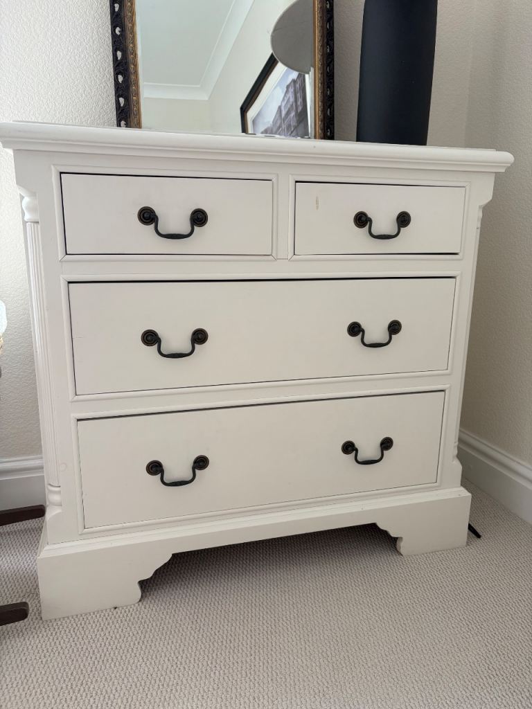 White chest of drawers 