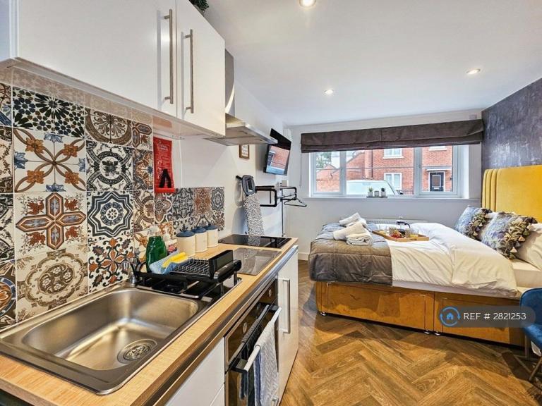 Studio flat in Cobblestone Way, Cheltenham, GL51 (#2821253)