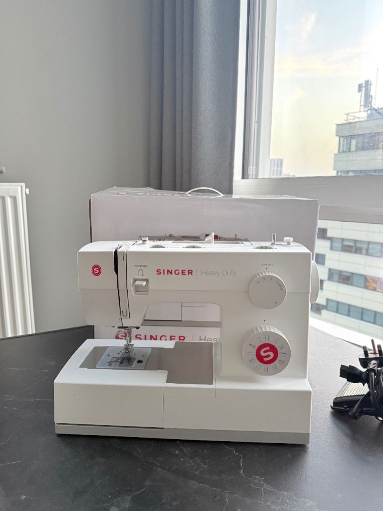 Singer heavy duty sewing machine  5523 