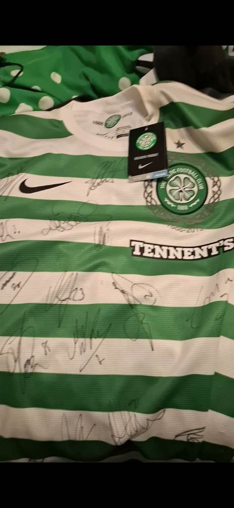 Authentic 1 of a kind signed pic of celtic team that beat Barcelona 