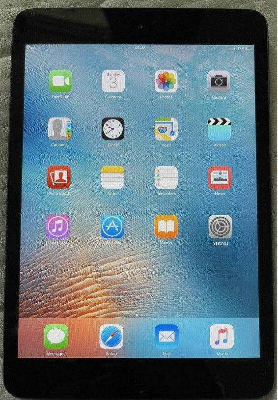 Apple iPad mini A1432 fully with case and charger. Fully working
