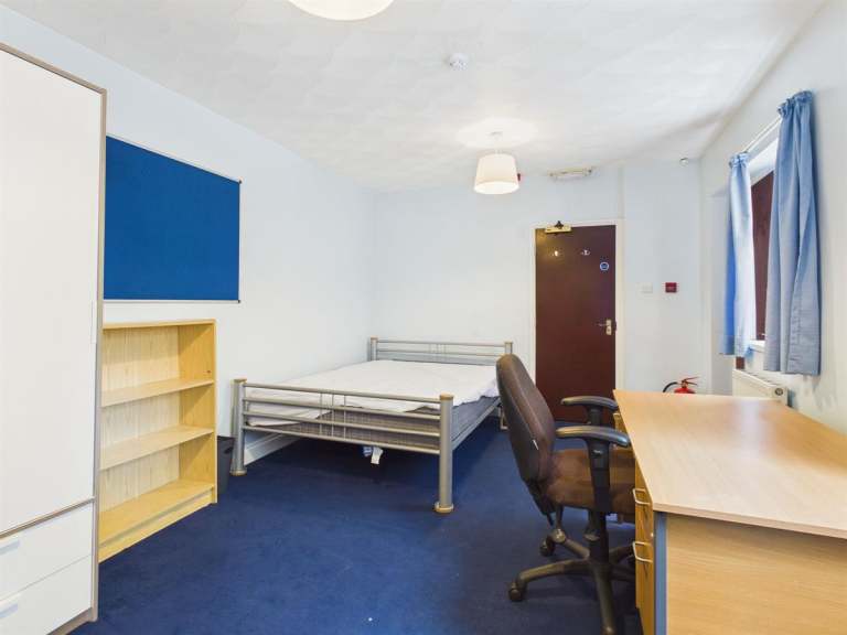 1 bedroom in Room 3, Divinity Road