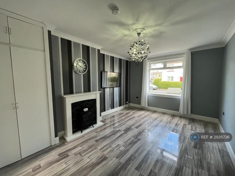 2 bedroom flat in Saughton Gardens, Edinburgh, EH12 (2 bed) (#2935736)