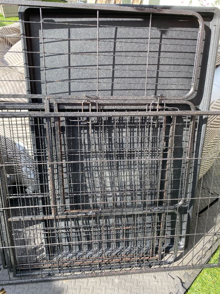 Metal dog cage / whelping cage 