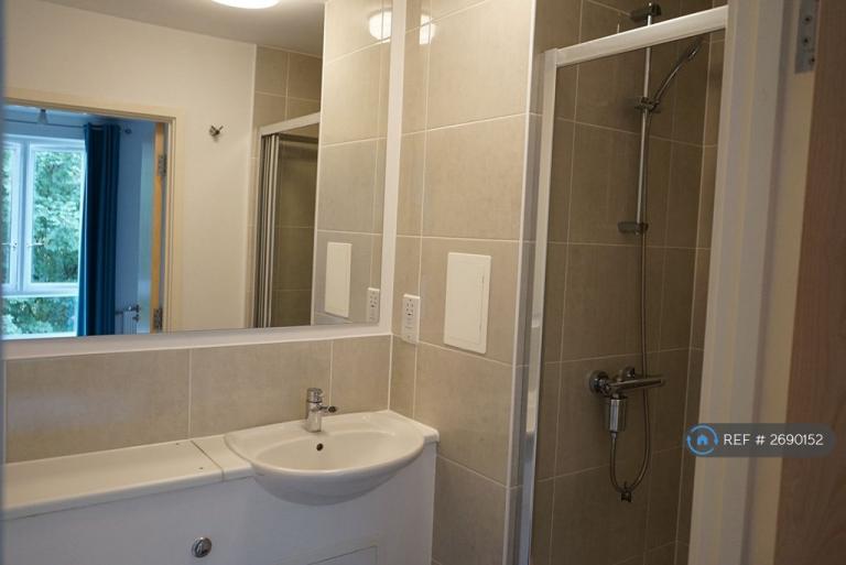 2 bedroom flat in Verona House, Mitcham, CR4 (2 bed) (#2690152)