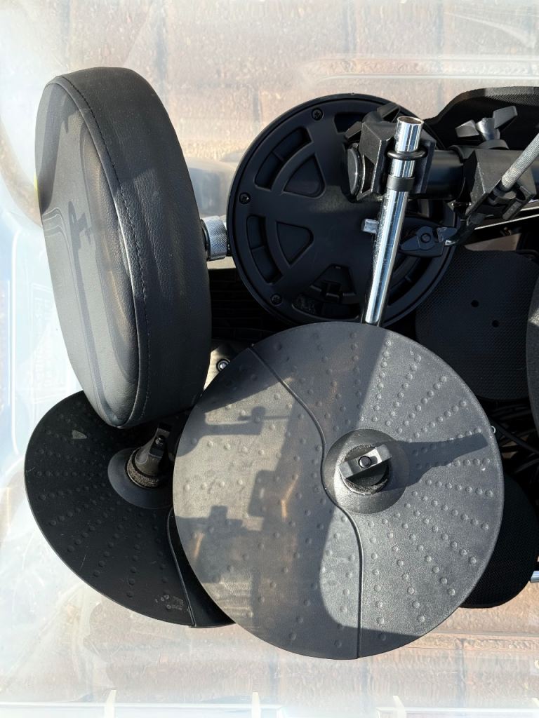 Electronic Drumkit with stool and amp