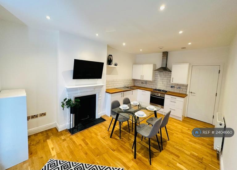 3 bedroom flat in Balham, London, SW12 (3 bed) (#2404660)