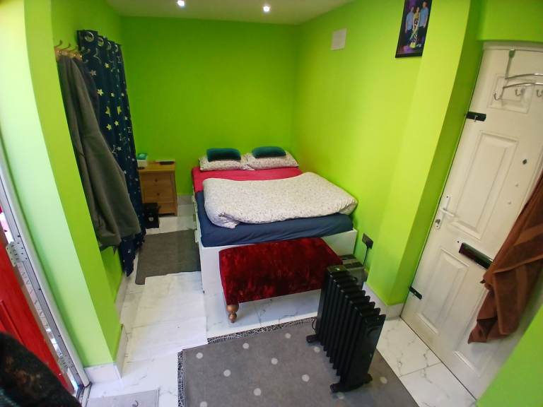 Double Room near Phipps Bridge Tram Stop in Mitcham and Share the Bills