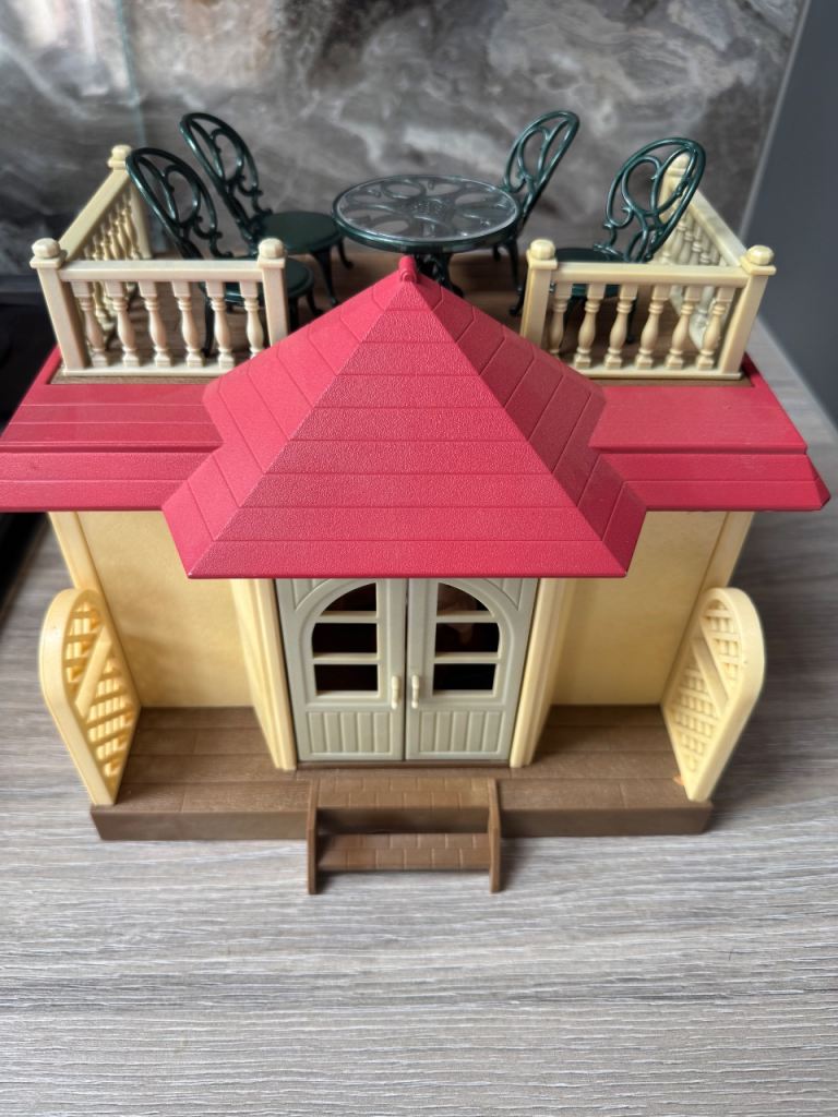Sylvanian families willow hall conservatory and garden furniture with cat dress shop