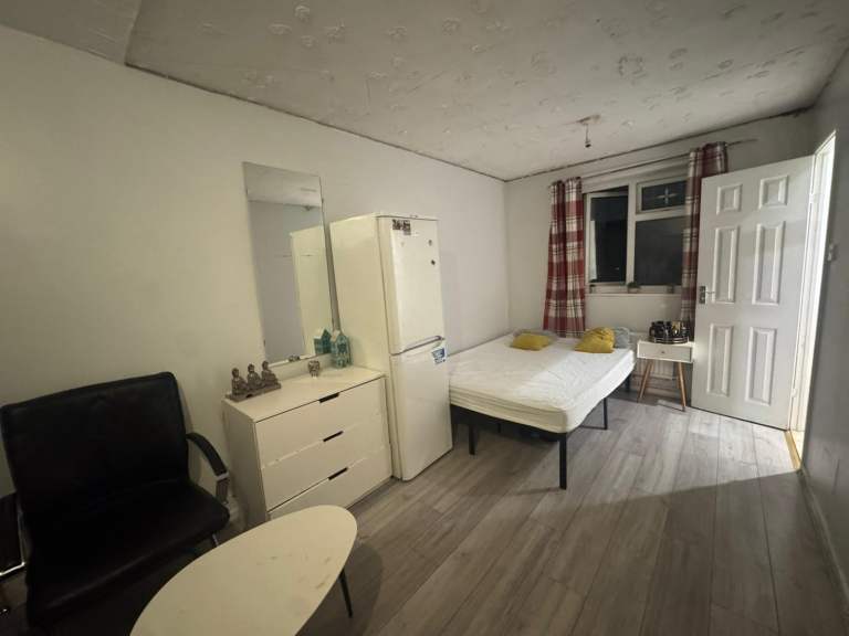 🌻Private En-Suite Room in Friendly Flatshare, Canning Town🌈Jubilee Line & DLR Connections