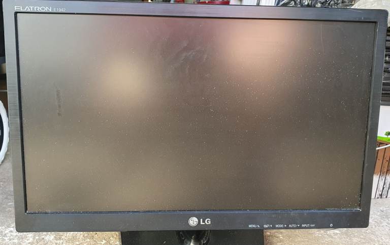 Lenovo 90BX tower PC with 19 inch LG 