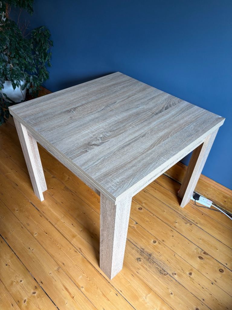 Extendable dining table