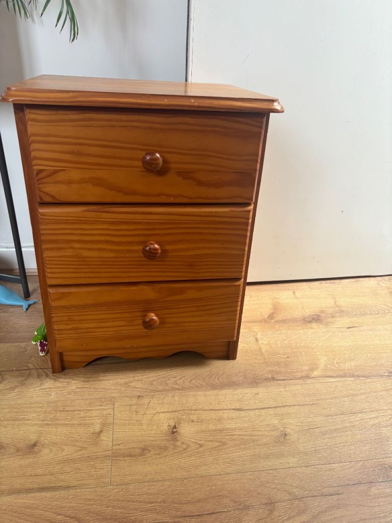 Oak Wooden Bedside Table with 3 Drawers – Good Condition