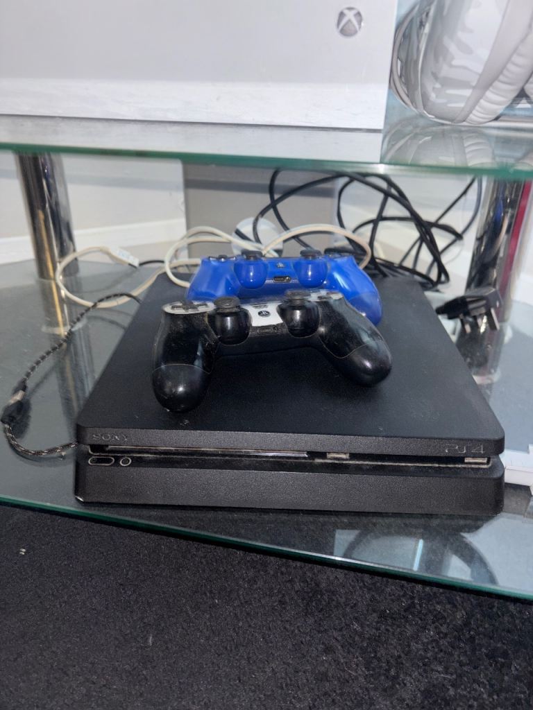 PS3 Slim + 2 controllers 