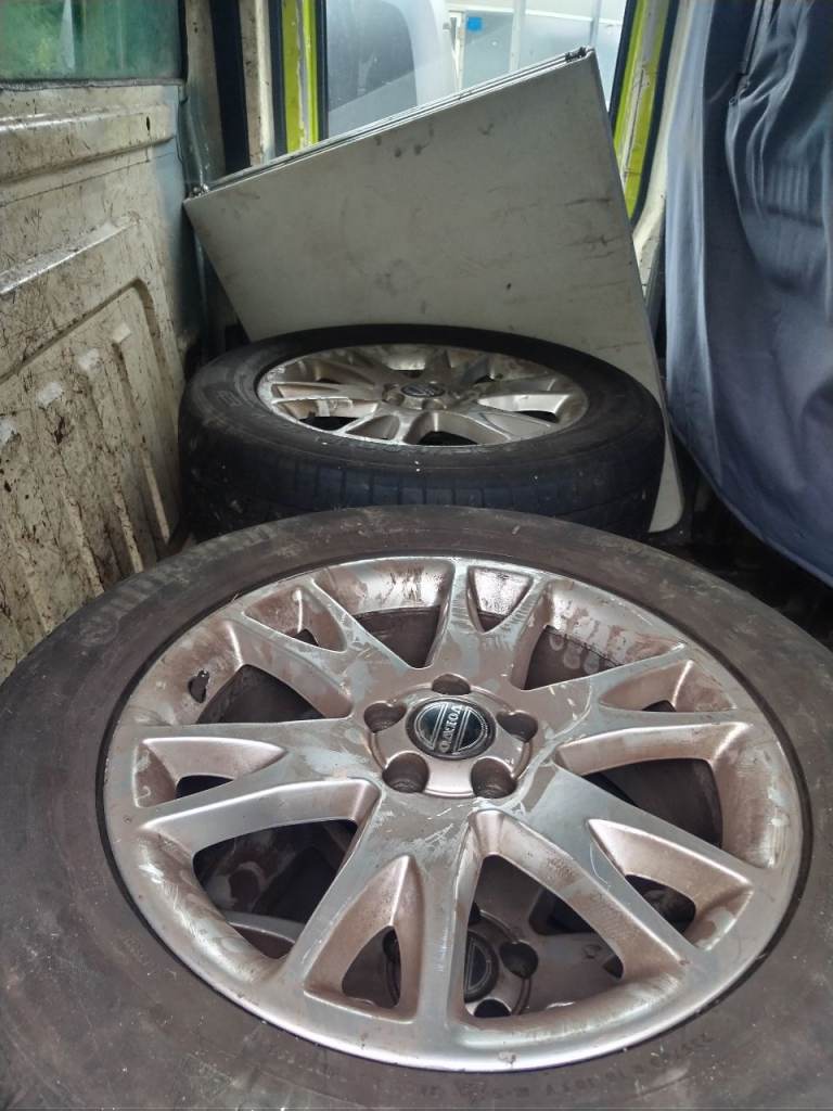 Volvo XC90 Alloy wheels.