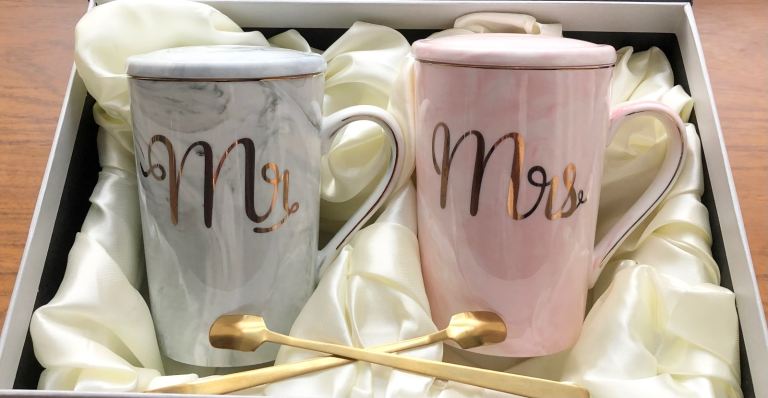 NEW PAIR OF CERAMIC MUGS WITH  LIDS & LONG ELEGANT GOLDEN  SPOONS.
