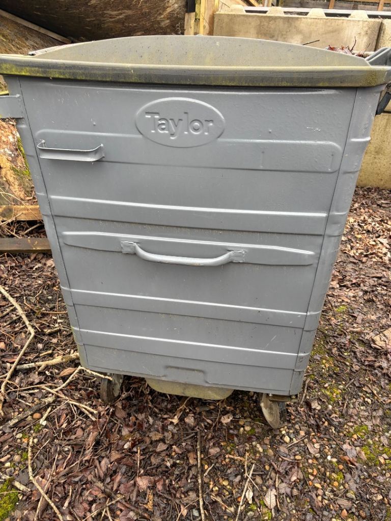 1100 litres large wheelie bin 