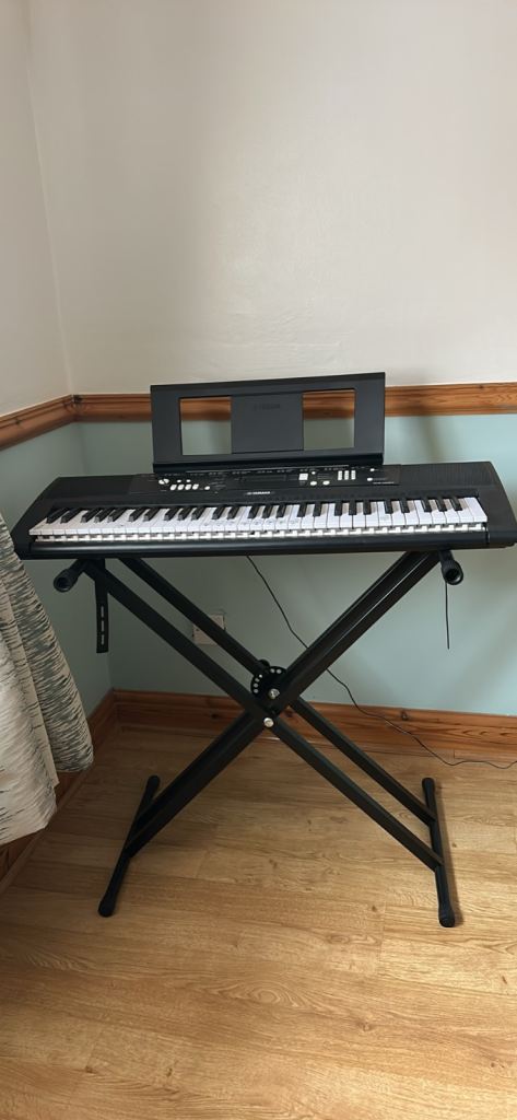 Yamaha electric key board unwanted gift used once looks new 