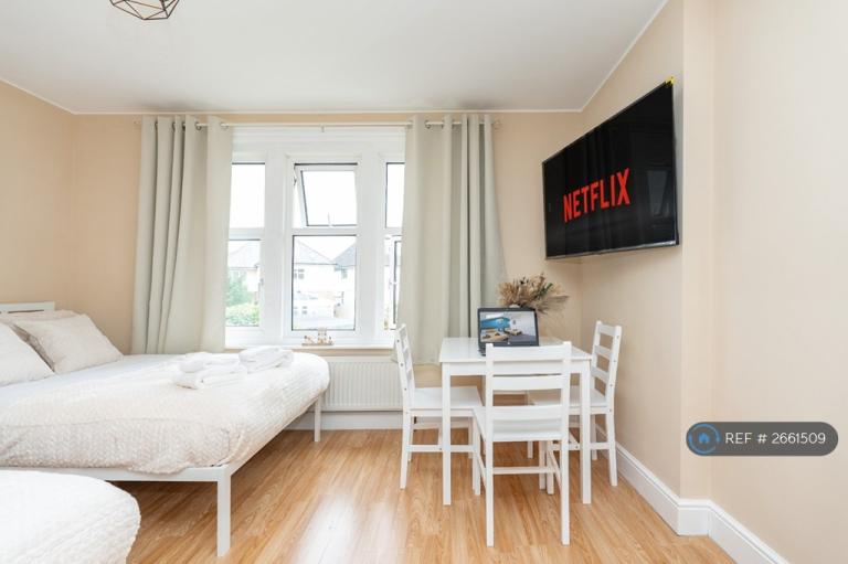 Studio flat in Queens Park Road, Bournemouth, BH8 (#2661509)