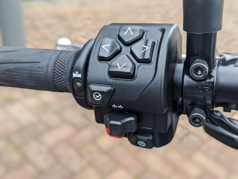 TRIUMPH TRIDENT 660 2024 - BLACK - HEATED GRIPS- 2 SERVICE STAMPS - QUICKSHIFTER