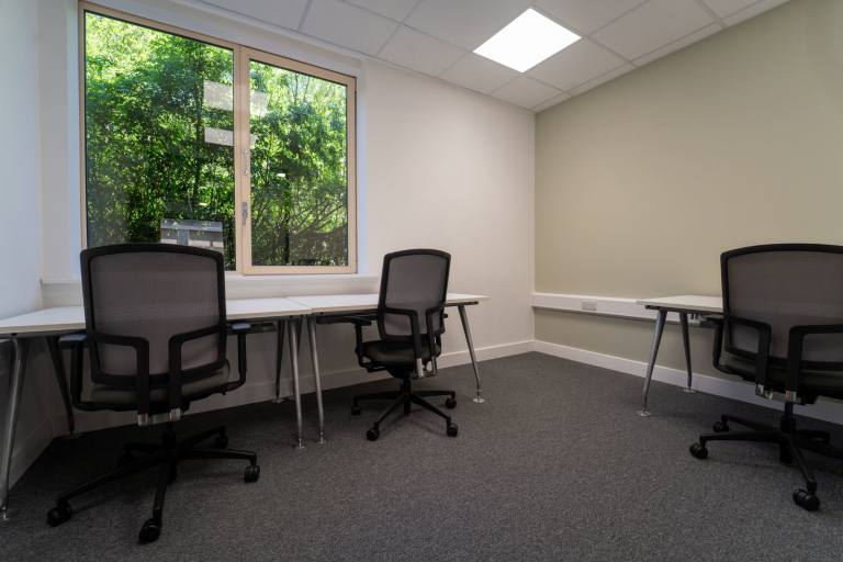 Kircaldy - KY2 6QJ \ Fully Furnished Small Office for Rent