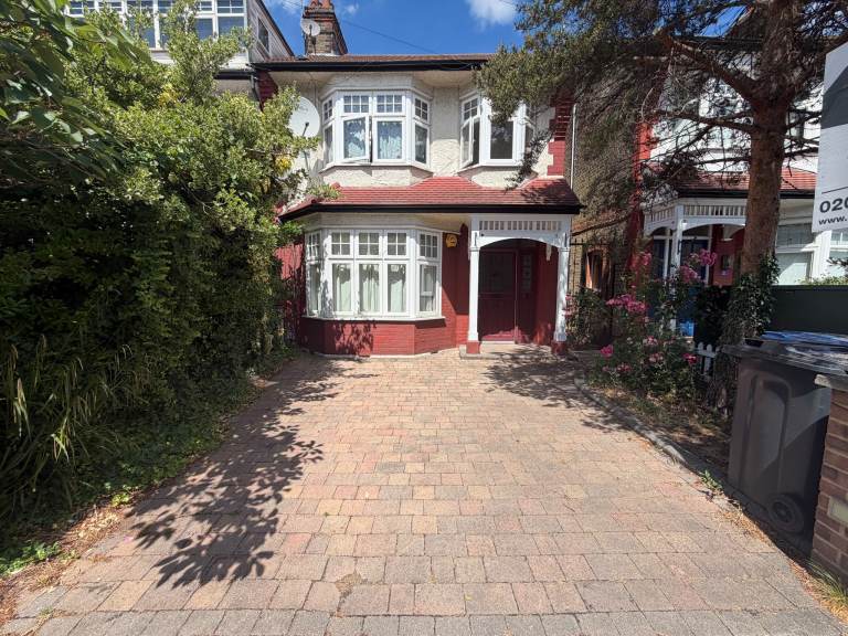4 bedroom house in 4 Bedroom Terraced House – Hamilton Crescent, London N13
