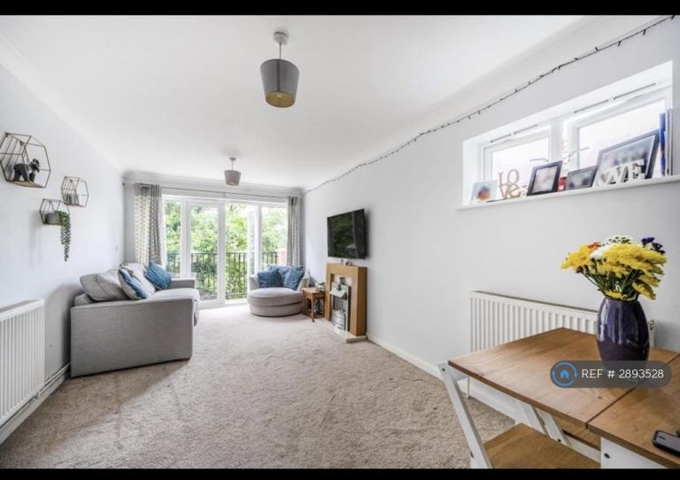 2 bedroom flat in Goodearl Court, High Wycombe, HP12 (2 bed) (#2893528)