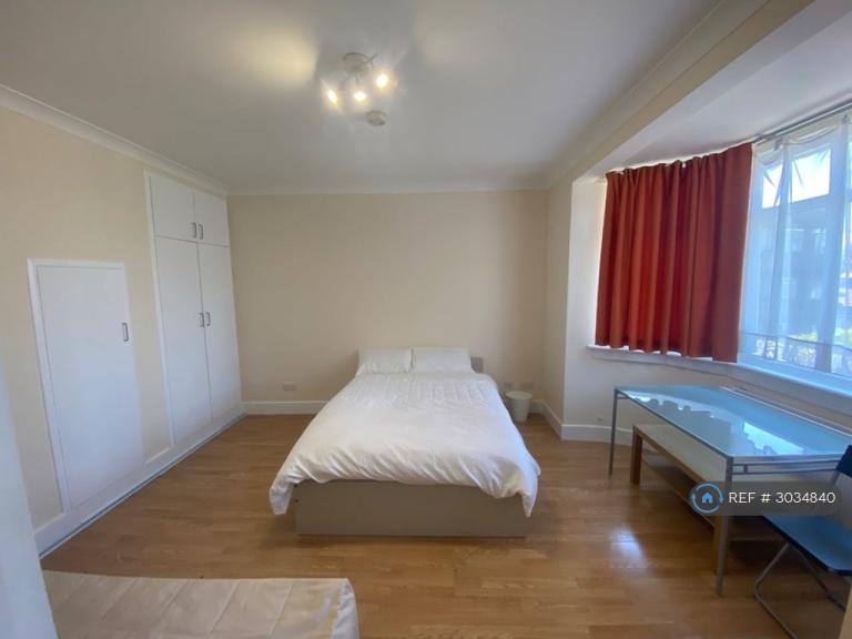 Studio flat in Tanfield Avenue, London, NW2 (#3034840)
