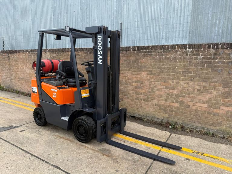 2007 Doosan 2ton gas forklift, container spec triple mast, 2800Hrs 