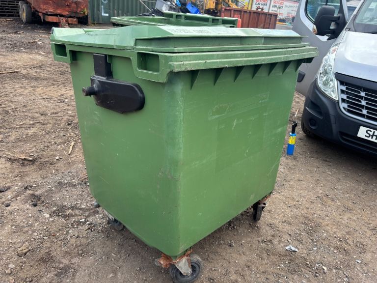 Plastic commercial wheelie bins 