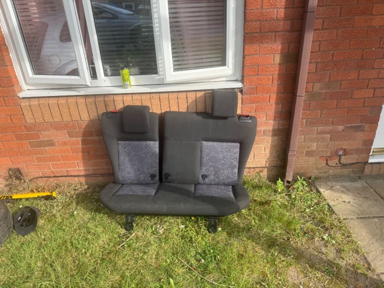 ford fiesta 06 seats 