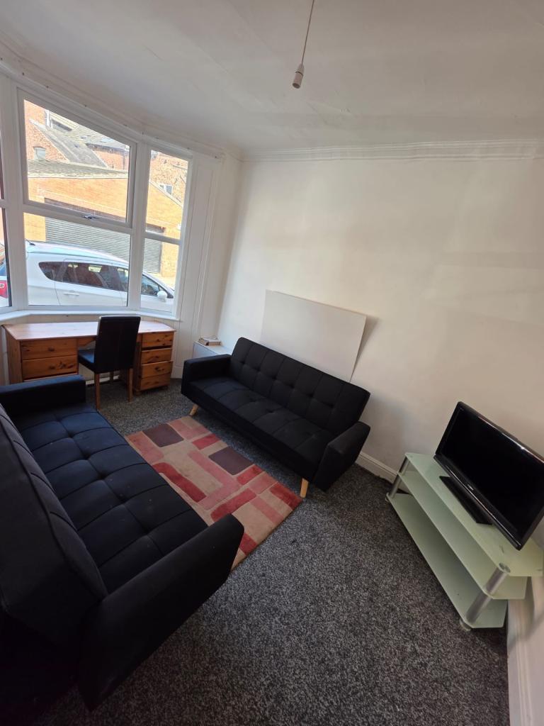 🏡 Spacious 3-Bed House – 2 Living Rooms – Middlesbrough Town Centre Location (TS1)